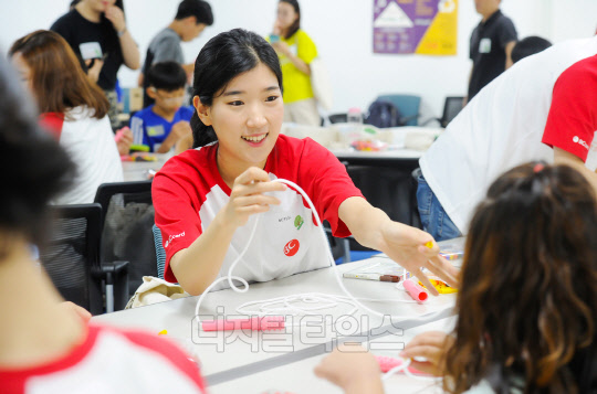 비씨카드는 지난 26일 서울 성동구 소재 서울재활용플라자에서 결연 지역아동센터를 대상으로 '사랑, 해 희망나무' 봉사활동을 진행했다고 밝혔다. 비씨카드 제공.